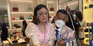 Hotman Paris Pangku Celine Evangelista, Netizen Iseng Colek Sang Istri 