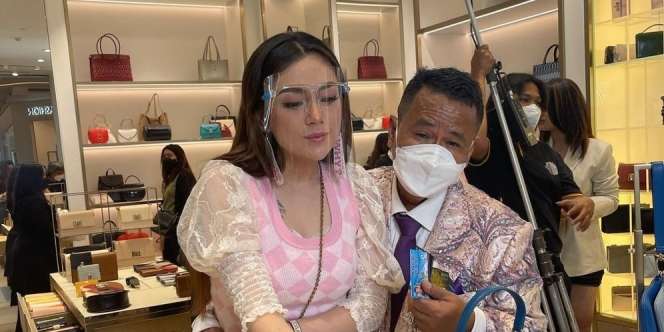 Hotman Paris Pangku Celine Evangelista, Netizen Iseng Colek Sang Istri 