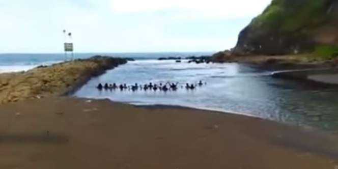 Terulang Lagi, Puluhan Orang Semedi di Lokasi Berbahaya Pantai Watu Ulo