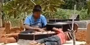 Terharu, 2 Anak Laki-Laki Ini Tidur di Samping Pusara Keluarga