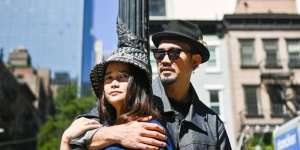 So Sweet! Denny Sumargo Suapi Istri Makan Nasi Bebek di Pinggir Jalan