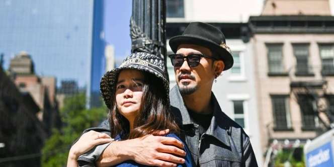 So Sweet! Denny Sumargo Suapi Istri Makan Nasi Bebek di Pinggir Jalan
