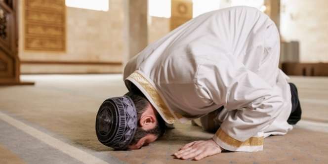 Tata Cara Sholat Duduk di Kursi, Pahami Ketentuannya Sesuai Anjuran Ulama