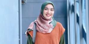OOTD Hijab Tika Bravani, Teknik Tabrak Warna Bisa Kamu Tiru