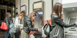 Rusia Panik! Warga Serbu ATM Tarik Semua Uang Tabungan
