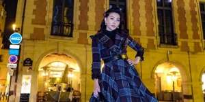 Potret Para Artis Berbatik di Paris Fashion Show, Lihat Yuk!