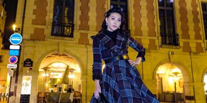 Potret Para Artis Berbatik di Paris Fashion Show, Lihat Yuk!
