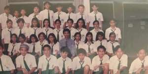 Bocah Berkacamata di Foto Itu Sekarang Jadi Aktor Terkenal dan Ganteng, Coba Tebak Siapa?