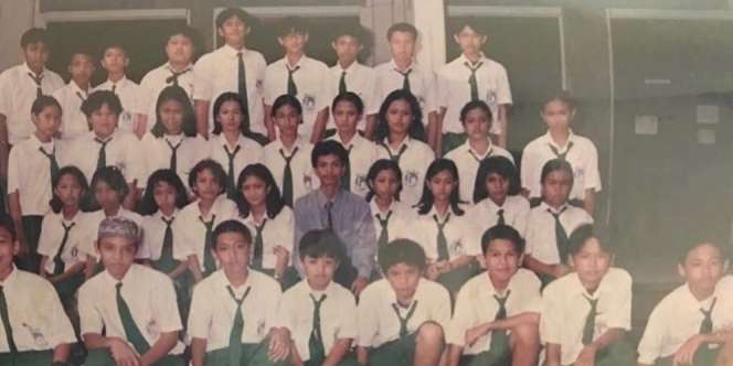 Bocah Berkacamata di Foto Itu Sekarang Jadi Aktor Terkenal dan Ganteng, Coba Tebak Siapa?