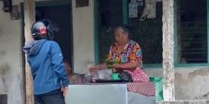 Merantau di Jepang 3 Tahun, Si Pria Pura-pura Jadi Pembeli untuk Memberi Kejutan pada Sang Ibu, Endingnya Bikin Nangis!