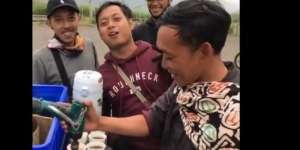 Viral! Beda dari yang Lain, Penjual Minuman Aduk Kopi Pakai Alat Bangunan