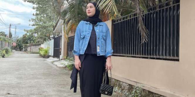 Fashion Outfit Dwi Handayani Pakai Jaket Denim, ABG Banget!
