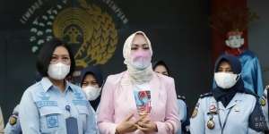 Gaya Colorful Angelina Sondakh Setelah Jalani 10 Tahun Kehidupan di Penjara