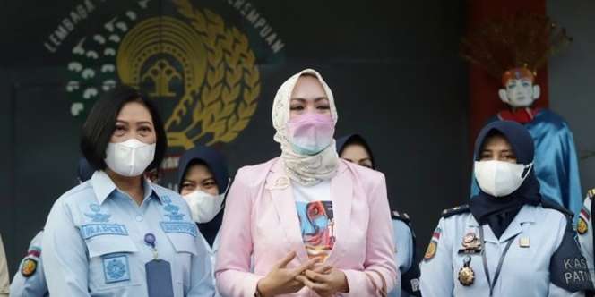Gaya Colorful Angelina Sondakh Setelah Jalani 10 Tahun Kehidupan di Penjara