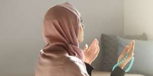 7 Bacaan Dzikir Petang, Amalan Harian Memohon Perlindungan dan Kebaikan dari Allah