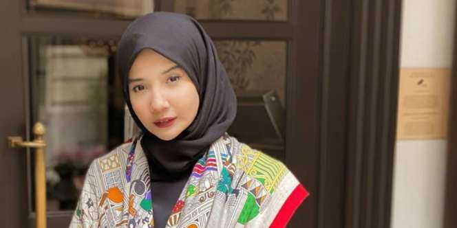 Padu Padan Gemas Sepatu Kuning dan Dress Pink ala Zaskia Sungkar