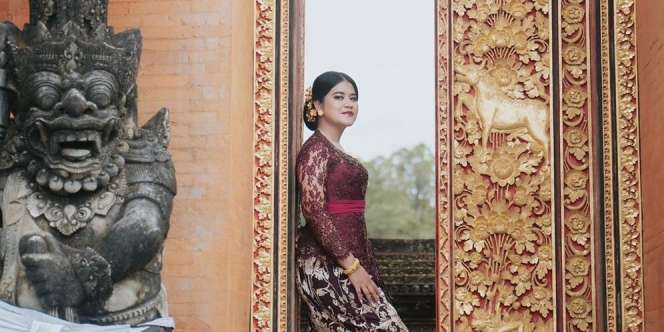 Pesona Kahiyang Ayu Berbalut Kebaya Bali, Anggun dan Menawan