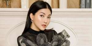 Style Sarwendah di Prancis, Pakai Coat Elegan Hingga Daster Batik