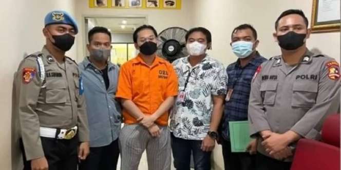 Potret 'Crazy Rich' Indra Kenz Pakai Baju Khas Tahanan, Pasrah dan Lesu