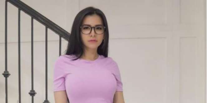 Heboh Foto Maria Vania Tampil Berkerudung dan Mukena: `Halalin Aku Bang`