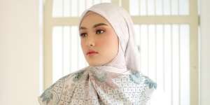Style Hijabers ke Pantai ala Shafira Fitri Baraja, Juara Pertama DIW 2022