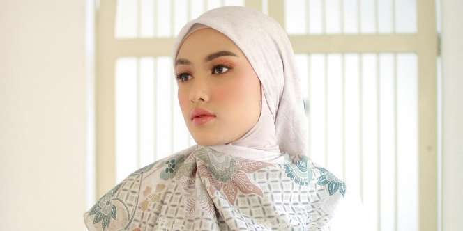 Style Hijabers ke Pantai ala Shafira Fitri Baraja, Juara Pertama DIW 2022