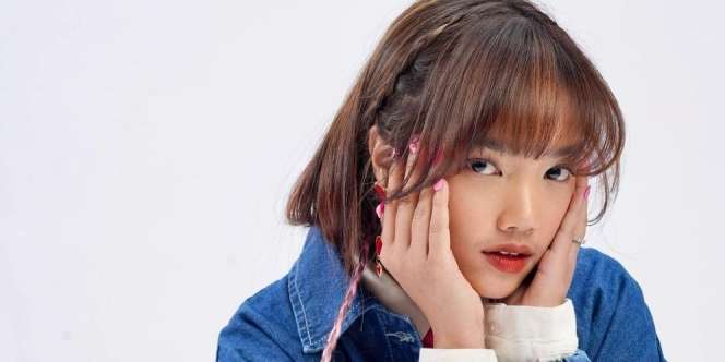 Gaya Fuji Pakai Dress Tunik Full Pattern, Harganya Bikin Netizen Gak Kuat