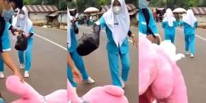 Ungkapkan Cinta, Pemuda Ini Dapat Penolakan Kasar: Hadiah Boneka Dirusak, Dilempar Tak Kresek