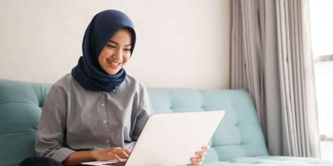 Tampil Cerah dengan Gaya Berhijab yang Bebas Gerah, Vaseline Hijab Bright Solusinya