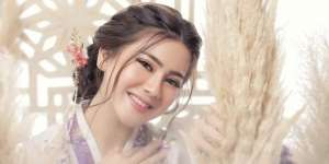 Padukan Gaya Sporty dan Feminim ala Felicya Angelista di Paris