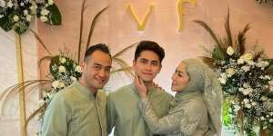 Sudah Halal! Ferry Irawan Tak Canggung `Nyosor` Venna Melinda di Depan Anak