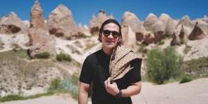 Gaya Minimalis Jordi Onsu Pakai Kemeja Hitam Givenchy, Bisa Jadi Inspirasi Nih