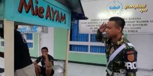 'Kolonel' Penjual Mie Ayam, Anggota TNI Auto Hormat