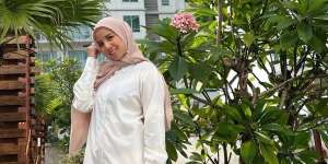 Tya Ariestya Ajak Putranya Belanja Baju Murah di Pinggir Jalan