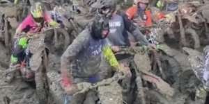 Jalur Offroad Kelewat Ekstrem, Tak Ada Pembalap Sampai Finish Karena Semua Peserta Terjebak Lumpur