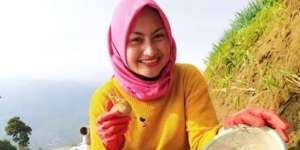7 Potret Terbaru Novi Listiani Dibuan Cantik yang Alih Profesi Jadi Petani, Kini Mantap Berhijab!
