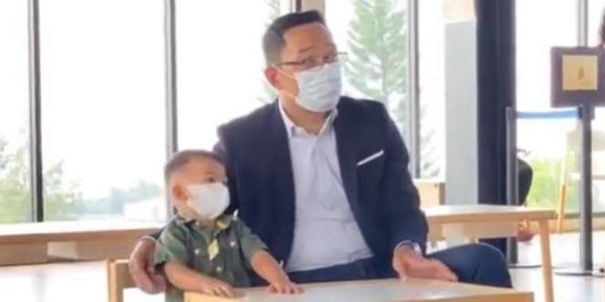 Antar Putra Bungsunya Sekolah, Kang Emil Ikut Masuk Kelas 