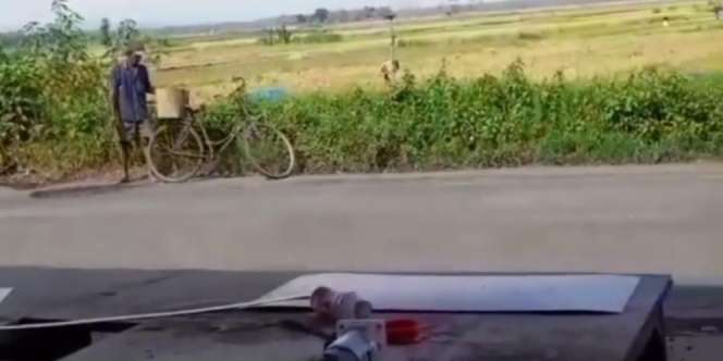 Aksi Kakek di Kebumen Bawa Sepeda Onthel Tambal Jalan Berlubang Sendirian Banjir Doa dan Pujian Netizen