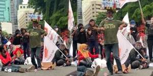 Viral Aksi Bapak Penjual Minuman Asyik Berjoget, Peserta Demo Tak Tahan Ikut Bergoyang