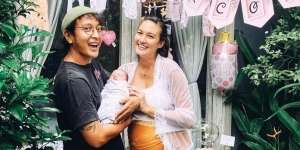Merinding! Dimas Anggara Perlihatkan Momen Latunkan Adzan di Telinga Sang Putri saat Lahir