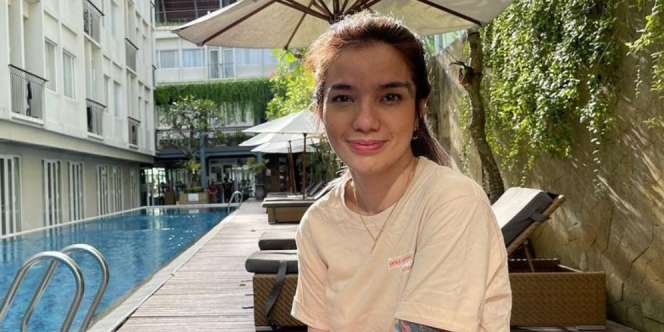Berjemur di Pantai, Netizen Salfok Lihat Bentuk Tubuh Sheila Marcia
