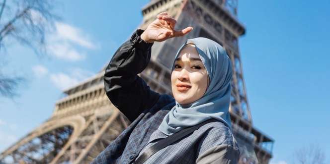 Ririe Fairus Mantan Istri Ayus Sabyan Girang Foto Bareng Idola di Paris, Captionnya Jadi Sorotan 