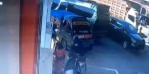 Terekam CCTV! Pekerja Baru SPBU Belum Paham Gunakan Selang, Teman di Sebelah Apes Banget Mandi Bensin