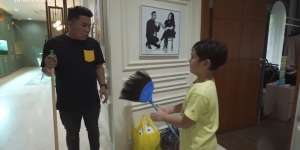Rafathar Rela Menyapu Demi Lego, Warganet: 'Sapu Kita Sama'