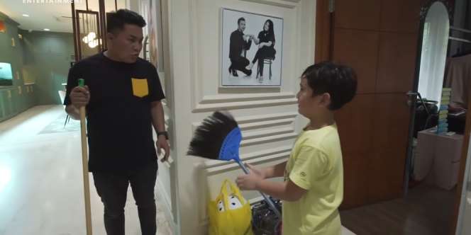 Rafathar Rela Menyapu Demi Lego, Warganet: 'Sapu Kita Sama'