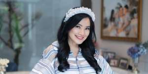 Lihat Gaya Titi Kamal Pakai Dress dan Bando Gemas, Sudah Kepala 4 Masih Seperti ABG
