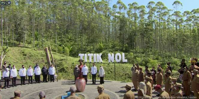 Penampakan Gentong Emas Isi Tanah dan Air di Dekat Monumen Titik Nol IKN