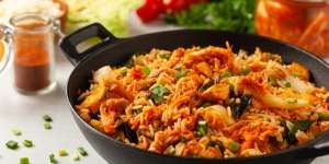 Tampak Menggoda, Kreasi Vegan Kimchi Fried Rice dan Mochi Croffle Ini Layak Dicoba