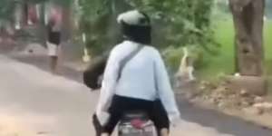 Viral Sejoli Boncengan Naik Motor Mogok, Aksi Cewek Bantu Dorong Bikin Netizen Salfok