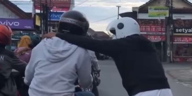 Ngobrol di Jalan, Aksi Pria Ini Jadi Sorotan